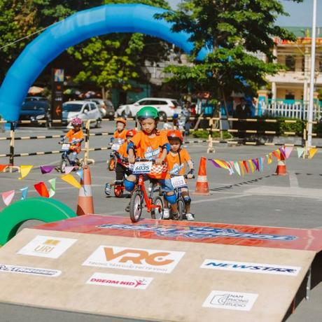 Đồng phục mầm non - các nhí đua xe